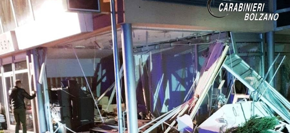 Fanno esplodere il bancomat della cassa di risparmio